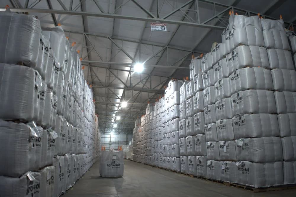 Armazém agro-sol com milhares de big bags de sementes empilhados